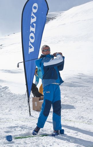 Michael Konsel zeigt gute Figur beim Abschlag bei der Volvo XC Golf Challenge.