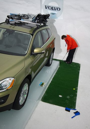 Vorschau Bild von Die ersten sechs Löcher der Volvo XC Golf Challenge fanden indoor, in den vier Hauptiglus des Volvo XC ICE CAMPs statt.