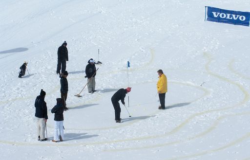 Vorschau Bild von Der zweite Teil der Volvo XC Golf Challenge wurde in einer windgeschützten Senke mitten im Gletscherskigebiet Kitzsteinhorn ausgetragen.
