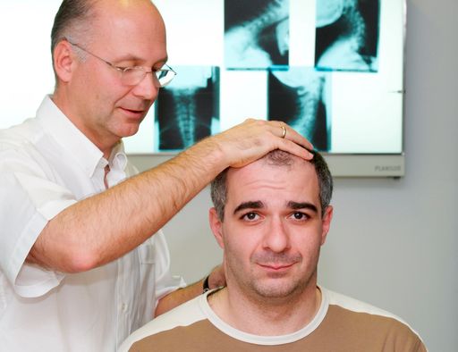  Auch Schauspieler Michael Niavarani vertraut bei Schmerzen in Gelenken, Muskeln und Wirbelsäule auf die schonende Behandlung durch Physikalische Mediziner. Mehr dazu und den schnellsten Weg zu den 18 Wiener Fachärzten für Physikalische Medizin - samt Adresse und Telefonnummern - auf www.physikalische-medizin.at.