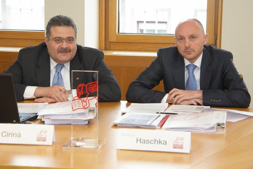 Im Bild v.l.n.r. Luciano Cirinà (Vorsitzender des Vorstandes Generali Holding Vienna AG und Generali Versicherung AG) und Mag.Andreas Haschka (Mitglied des Vorstandes Generali Holding Vienna AG und Generali Versicherung AG, Ressort Finanzen)
http://pressefotos.at/m.php?g=1&u=43&dir=200903&e=20090330_g&a=event