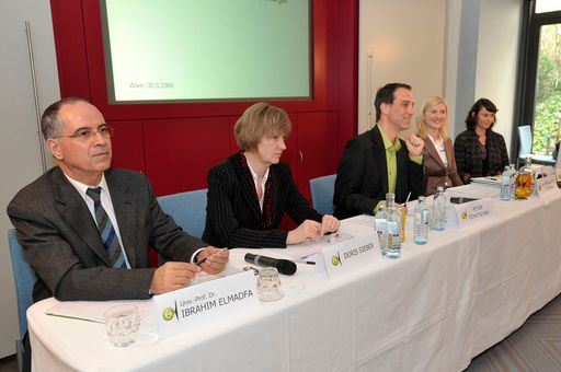  v.l.n.r.: Univ.-Prof. Ibrahim Elmadfa (Vorstand Institut für Ernährungswissenschaften Univ. Wien), Doris Sieber (Forsa), Peter Tichatschek (Moderator), Mag. Bernadette Stumpner (Ernährungswissenschafterin und Lead Country Nutritionist Unilever), Anika Hähnel (Unilever Marketing Margarine)
http://pressefotos.at/m.php?g=1&u=1&dir=200903&e=20090330_c&a=event