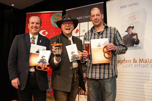  im Bild v.l.n.r.: Karl Schiffner - Biergasthaus Schiffner Aigen (als bestes Bierlokal OÖs mit 5 Krügerln bewertet), Bierpapst Conrad Seidl, Peter Schweiger (Braupub Rubinica in Großraming als Oberösterreichs Bierlokal des Jahres). Weitere Bilder unter: http://pressefotos.at/album/1/54/200903/20090330_b/