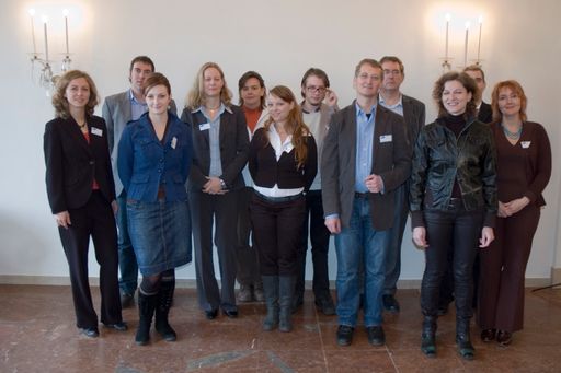 Vorschau Bild von im Bild von links nach rechts: Mag. Manuela Hufnagel (Zentrale Servicestelle für Flexibles Lernen und Neue Medien (ZFL), Universität Salzburg), Pablo Navarro Ferre (COEPA, Spain), Daria Olejnik (AHE, Poland), Mag. Sandra Strobach (ZFL, Universität Salzburg), Projektmanagement Alexandra Jekel (ZFL, Universität Salzburg), Katja Heidler (Harz AG, Germany), Jakob Reichsöllner (SMC, Saalfelden), Dr. Wolfgang Schäffner (SMC, Saalfelden), Javier Lopez Mora (COEPA, Spain), Genoveva Brandstätter (3s, Vienna),Richard Posch (ZFL, Universität Salzburg), Dorota Nawrat (AHE, Poland)