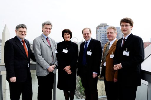 Referenten des FGF-/FMK-Workshops in Wien
Von li nach re:
DI Gerd Friedrich (Forschungsgemeinschaft Funk Deutschland); Dr. Georg Neubauer (Austrian Research Centers); Dr. Mirjana Moser (BA Gesundheit Schweiz); Dr. Martin Renhardt (Gesundheitsministerium); DI Rüdiger Matthes, Bundesamt für Strahlenschutz, Deutschland. Mag. Maximilian Maier (Forum Mobilkommunikation)