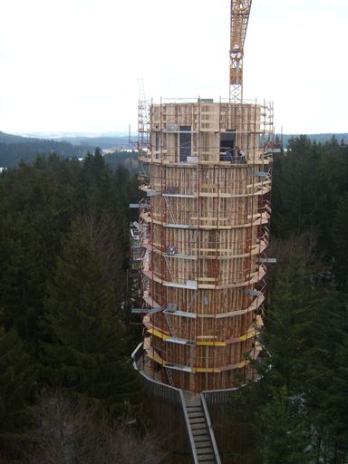 Der vierzig Meter hoher Erlebnisturm des Baumkronenweges - ganz aus Holz - bietet eine traumhafte Aussicht ins Salzkammergut, der Salzburger und Tiroler Bergwelt bis hin ins Bayerische Land hinein.