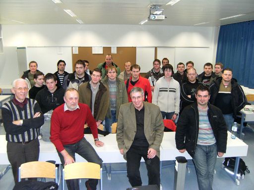 Mitglieder des VbF-Präsidiums bei einer Weiterbildungsveranstaltung vor Schülern eines Werkmeisterlehrgangs.