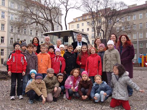 Vorschau Bild von Die Kinder der Volksschule Petrusgasse treffen sich mit Bezirksvorsteher Erich Hohenberger auf der Baustelle 'ihres' Joe-Zawinul-Parks. Hinterste Reihe v.l.n.r.: Teamlehrerin Susanne Blach, Bezirksrat Eduard Voss, Direktorin Maria Bron, Bezirksvorsteher Erich Hohenberger, Teamlehrerin Doris Voss-Gruber, Teamlehrerin Ursula Vana, DI Sandra Herschkowitz (Agendabüro Landstraße).