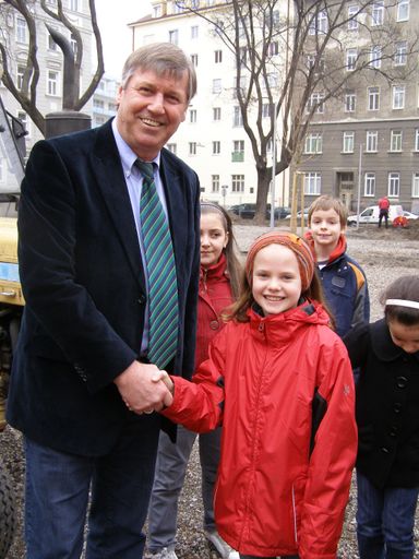Vorschau Bild von Die Kinder der Volksschule Petrusgasse treffen sich mit Bezirksvorsteher Erich Hohenberger auf der Baustelle 'ihres' Joe-Zawinul-Parks. Jana Mc Kinnon bedankt sich im Namen der Kinder bei Bezirksvorsteher Erich Hohenberger für die kindergerechten und raschen Umbau des Parks.
