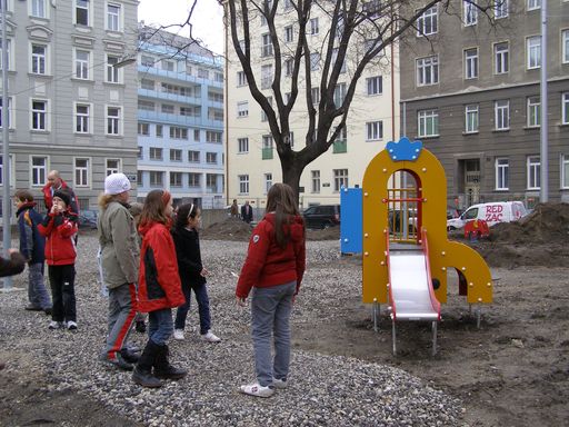 Die Kinder der Volksschule Petrusgasse begutachten den Baufortschritt zur Umgestaltung des ehemaligen Klopsteinplatzes in den Joe-Zawinul-Park.
