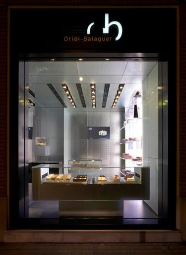 Vorschau Bild von Höchste Qualitätsansprüche, Originalität und handwerkliches Geschick machten Oriol Balaguer zu einem der drei besten Chocolatiers der Welt. Titel wie "bester Patissier der Welt", Herausgeber des besten Patisseriefachbuchs der Welt, die Auszeichnung mit dem Award "professional of the year 2006",
bester Chef Patissier Spaniens 2008 sowie bester Gastronomie Shop 2008 unterstreichen diesen Anspruch. Im Bild: Shop in Barcelona