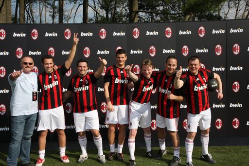 Vorschau Bild von bwin Pokerspieler bei AC Milan - Gewinner Carsten Henning in der Mitte