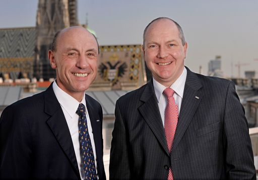  MCE AG:  Kontinuierlich auf Erfolgskurs - im Bild v.l.n.r: Dr. Josef Mayböck (Finanzvorstand MCE AG), Ludger Kramer (Vorsitzender des Vorstandes MCE AG)
http://pressefotos.at/m.php?g=1&u=1&dir=200904&e=20090402_m&a=event