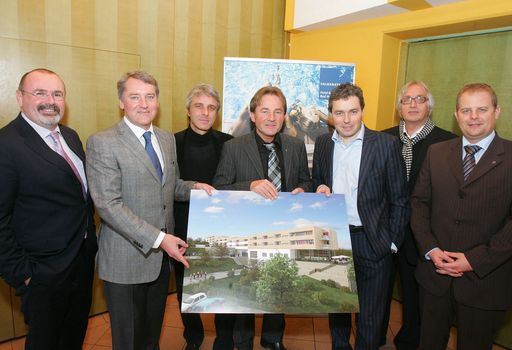  Im Rahmen eines Pressegesprächs fand heute mit den Investorenvertretern, Architekten und dem CEO der Falkensteiner Michaeler Tourism Group, Dr. Otmar Michaeler, im Kulturhaus Bad Waltersdorf die Hotelpräsentation zur Eröffnung am 1. Mai 2009 statt. 
http://pressefotos.at/m.php?g=1&u=68&dir=200904&e=20090402_f&a=event
Im Bild v.l.n.r.:  Götz Lachmann (FMTG), Dipl.Ing. Alexander Pongratz (Landungsinnungsmeister Bau), DI Arkan Zeytinoglu (Architekt), Vstdir. Peter Kothgasser (Vorstandsdirektor Mandelbauer AG), Otmar Michaeler (CEO Falkensteiner Michaeler Tourism Group),  DI Ernst Maurer (Architekt) und Emanuel Eisl (Falkensteiner Hotel und Spa Bad Waltersdorf).
