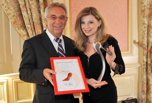 Vorschau Bild von Im Bild v.l.n.r.: Komm.Rat Joseph Lorenz (Präsident der Österreichischen Schuhindustrie), Dr. Christa Kummer (ORF Wetter-Moderatorin, Mrs. Shoe). Weitere Bilder unter:
http://pressefotos.at/m.php?g=1&u=1&dir=200904&e=20090403_s&a=event
