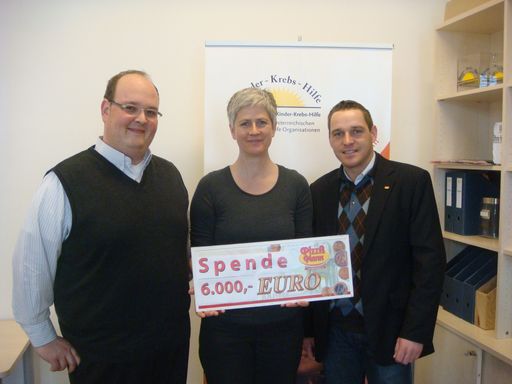  Im Bild v.l.n.r.: Christoph Huebmer (Franchiseservice Pizza Mann), Anita Kienesberger (GF Österr. Kinderkrebshilfe), Mag. Stefan Pühringer (Marketingleitung Pizza Mann)