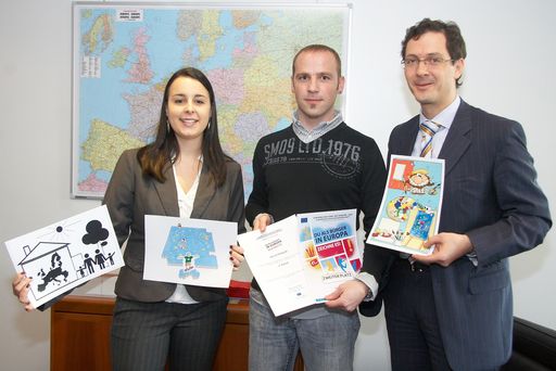  Im Bild v.l.n.r. Cornelia HEMETSBERGER (Nationale Koordinatorin des EU Comicwettbewerbes), Harald Pichler (Gewinner 2. Platz) und Mag. Richard KÜHNEL (Leiter der Vertretung der Europäischen Kommission in Österreich)