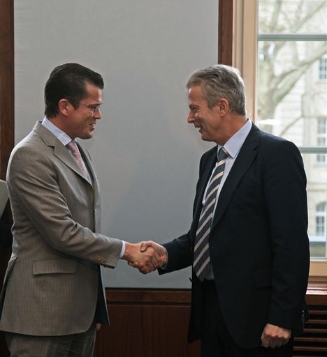 Der deutsche Bundeswirtschaftsminister Karl Theodor zu Guttenberg (links) begrüßt in Berlin den österreichischen Bundesministe für Wirtschaft, Familie und Jugend zu einem Arbeitsgespräch