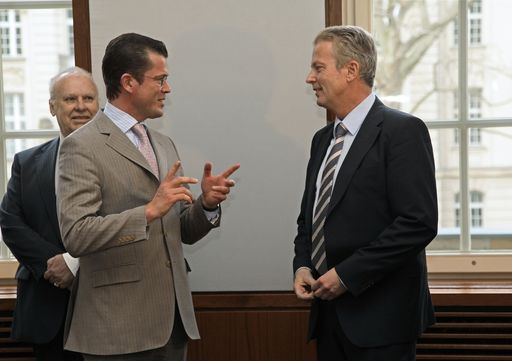 Vorschau Bild von Der deutsche Bundeswirtschaftsminister Karl Theodor zu Guttenberg (links) begrüßt in Berlin den österreichischen Bundesministe für Wirtschaft, Familie und Jugend zu einem Arbeitsgespräch. Im Bild hinter Guttenberg Josef Mayer, Leiter des Centers Außenwirtschaftspolitik und Europäische Integration im österreichischen Wirtschaftsministerim