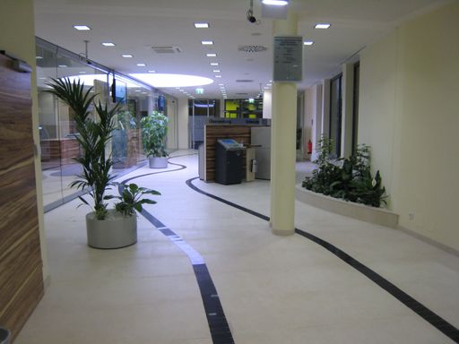 Vorschau Bild von Die neu gestaltete Bankfiliale der Raika Schwechat wartet neben modernster Technik mit funktioneller und ansprechender Architektur auf. Im Rahmen des Projektes war BEA Electrics u.a. für die gesamte Verkabelung der EDV Netzwerktechnik, der Alarm- und Videoüberwachung, Multimediaausstattung und die Klimaanlage zuständig.