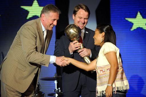  Energy Globe 2009 in der Prager Messehalle - am Bild - v links tschechischer  premier und eu ratsvorstitzender mirek topolanek, tschechischer umweltminster martin bursik und die siegerin aus myanmar:  salinee tavaranan