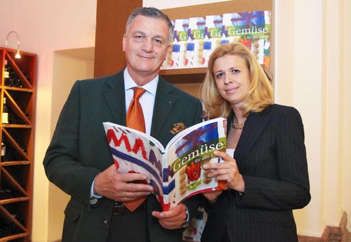 Große AMA Buchpräsentation: Gemüsekochbuch Gemüse für alle Fälle. v.l.n.r.: Stephan Mikinovic (Geschäftsführer AMA Marketing GesmbH), Mag. Karin Silberbauer (Marketing Manager)
http://pressefotos.at/m.php?g=1&u=52&dir=200904&e=20090416_a&a=event