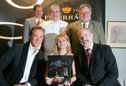  Im Bild v.l.n.r.in der 2.Reihe:Klaus Egle (Journalist), Michal Rabina(Restaurant Henrici), Christoph Wagner (Autor); in der 1. Reihe: Stefan Körner(Esterházy Kultur), Elisabeth Kamper (GF Esterházy Wein) und Stefan Liewehr (Fotograf). Weitere Bilder unter:
http://pressefotos.at/m.php?g=1&u=68&dir=200904&e=20090417_e&a=event