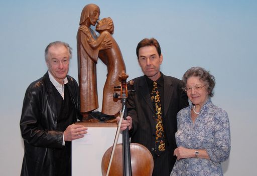 Im Bild v.l.n.r.: Karlheinz Hackl (Kammerschauspieler), Prof. Rudolf Leopold Junior (Musiker), Dr. Elisabeth Leopold (Sammler-Gattin und Vorstandsmitglied der Leopold Museum-Privatstiftung)
http://pressefotos.at/m.php?g=1&u=53&dir=200904&e=20090419_b&a=event