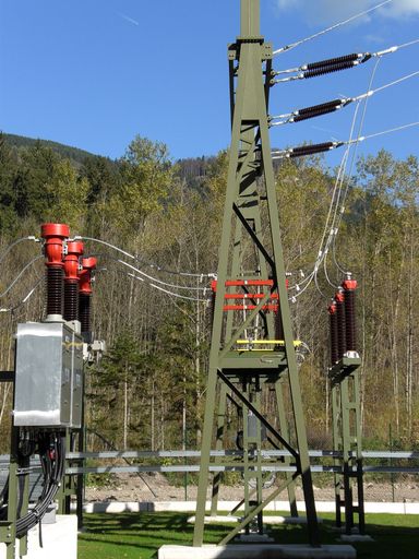 Vorschau Bild von : Das bestehende 110/60/20kV-Umspannwerk Erlaufboden der EVN in Niederösterreich wurde aufgrund der Netzsituation von BEA Electrics durch eine neue moderne 110/20kV-Anlage ersetzt. Im Bild: Eingangsportal mit 110kV-Leitungszuspannung