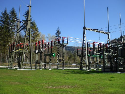 Vorschau Bild von Die BEA Electrics GmbH wurde als Generalauftragnehmer für die Planung und Neuerrichtung der 110kV-Freiluftschaltanlage, der 20kV-Innenraumschaltanlage sowie der Neben- und Hilfseinrichtungen beauftragt. Im Bild: 110kV-Leitungsabzweig und Sammelschiene mit Längstrennung
