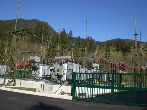 Die 110kV-Freiluftschaltanlage wurde als Einfachsammelschienenanlage, die Mittelspannungsschaltanlage als luftisolierte, metallgekapselte 20kV-Doppelsammelschienen-Innenraumschaltanlage ausgeführt. im Bild: 110kV-Anlage (EB-Gruppe, Umspanner,...)