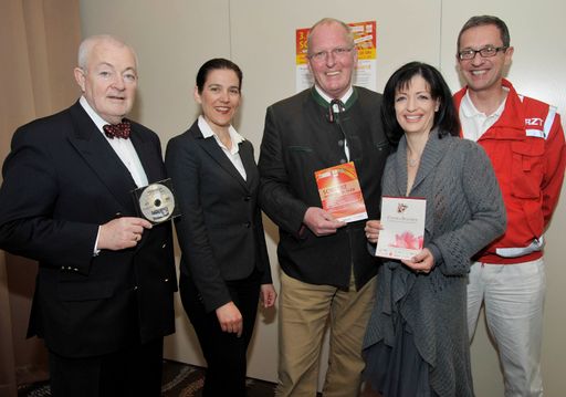 v.l.n.r.: Univ.-Prof. Dr. Wilfried Ilias (Vorstand der Abteilung für Anästhesiologie und Intensivmedizin am Krankenhaus der Barmherzigen Brüder Wien), Univ.-Prof.in Dr.in Sibylle Kozek-Langenecker (Primaria der Abteilung für Anästhesie und Intensivmedizin am Evangelischen Krankenhaus in Wien), Dr. Joachim Huber (Notarzt - Fliegerarzt ??? Kardiologe, Allgemein beeideter und gerichtlich zertifizierter Sachverständiger, Leitender Arzt Malteser Hospitaldienst AUSTRIA), Dr.in Renate Barker, MSc (Präsidentin der Österreichischen Arbeitsgemeinschaft zur Schmerzbekämpfung & Schmerzforschungszentrum "CONTRA DOLOREM"), Dr. Reinhard Malzer (Department Ausbildung MA70 - Wiener Rettung)
http://pressefotos.at/m.php?g=1&u=1&dir=200904&e=20090421_s&a=event