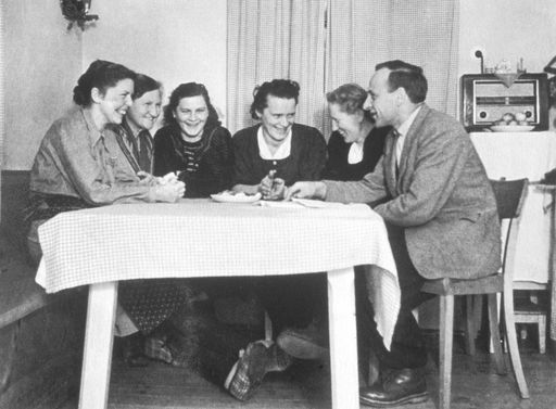 SOS-Kinderdorf-Gründer Hermann Gmeiner im Gespräch mit den ersten SOS-Kinderdorf-Müttern im SOS-Kinderdorf in Imst/Tirol