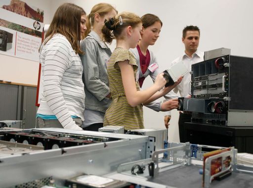 Töchtertag 2009 bei HP - HP beteiligt sich heute bereits zum 4. Mal am 'Wiener Töchtertag', der Mädchen im Alter von elf bis 16 Jahren Unterstützung bei ihrer Berufsorientierung bieten soll
http://pressefotos.at/m.php?g=1&u=52&dir=200904&e=20090423_h&a=event