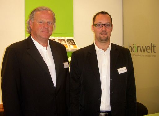 Hannes Reichl, hörwelt Gründer und Geschäftsführer mit seinem externen Konsulten Olaf Kirschberger bei der Eröffnung seiner ersten Filiale am Salzburger Makartplatz.