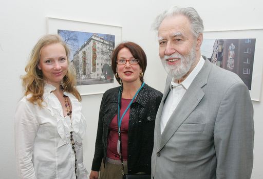  Wien - Auktion im Leopold Museum bringt 52.000 Euro.Bereits zum dritten Mal lud Maria Winterleitner, Obfrau der Tierhilfe Kos, zur Auktion zugunsten notleidender Tiere - im Bild v.l.n.r.: Mag. Andrea Jungmann (Sotheby’s), Maria Winterleitner (Tierhilfe Kos), Prof. Rudolf Leopold (Leopold Museum)
http://pressefotos.at/m.php?g=1&u=68&dir=200904&e=20090423_m&a=event