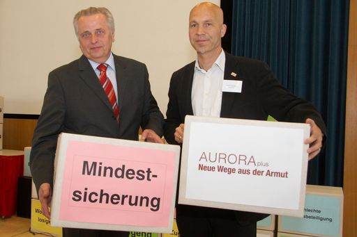  Mit "AURORA plus. Neue Wege aus der Armut" wurde in der Wiener Urania im Beisein von Sozialminister Rudolf Hundstorfer und Volkshilfe Geschäftsführer Erich Fenninger eine von der EU-Kommission unterstützte Initiative zur Armutsbekämpfung in Österreich gestartet - im Bild v.l.n.r. Rudolf Hundstorfer (Bundesminister) und Erich Fenninger (Volkshilfe Österreich) 
http://pressefotos.at/m.php?g=1&u=43&dir=200904&e=20090424_a&a=event