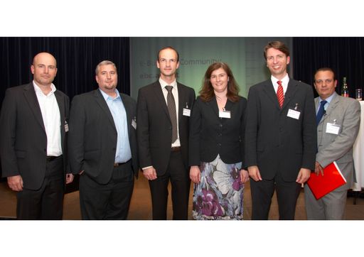 Bei der APA-E-Business-Community am 23. April 2009 diskutierten Expertinnen und Experten über Innovationen durch User und Möglichkeiten für Unternehmen, Kunden in die Produktentwicklung einzubinden (v.l.n.r.): Engelbert Kerschbaummayr (Kapsch), Christian Plaichner (Senactive), Helmut Waitzer (NAVAX), Verena Krawarik (APA), Nikolaus Franke (Wirtschaftsuniversität Wien) und Thomas Stern (Braintrust, Moderator).