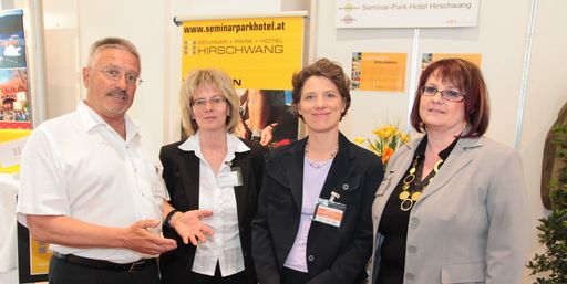 v.l.n.r.: Herr Karl Pichler, Frau Margit Bauer (beide Seminar-Park-Hotel Hirschwang), Frau Christina Neumeister-Böck (n.b.s hotels & locations), Frau Karin Haiden (Seminar-Park-Hotel Hirschwang).