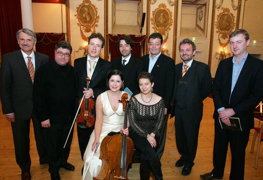 Im Rahmen des 4.Internationalen Josef Haydn Kammermusik Wettbewerbs der Musikuniversität Wien geht der mit ??? 4000 dotierte Publikumspreis an das polnisch-deutsche Klaviertrio Berolina. Im Bild v.l.n.r.: Dr.Walter Reicher, Prof.Avedis Kouyoumdjian, Trio Berolina, Eugenia Epshtein(Tel Aviv), GD Dr.Stefan Ottrubay, Prof.Johannes Meissl und Alastair Tait(London).
Weitere Bilder unter:
http://pressefotos.at/m.php?g=1&u=68&dir=200904&e=20090424_e&a=event