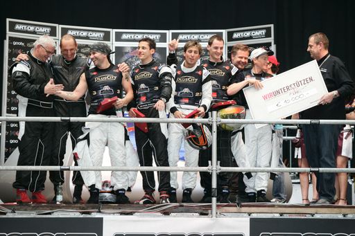 Vorschau Bild von Stecher sticht beim Charity Race für Wings for Life
41 Promiteams fuhren beim Charity Race of Presidents zu Gunsten von Wings for Life. Vor den Augen von Motosport Ikone Heinz Kinigadner siegte das Duo Mario Stecher und Christian Lengauer. Andreas Goldberger übernahm einen Scheck über 10.000 Euro für die Wings for Life Stiftung.