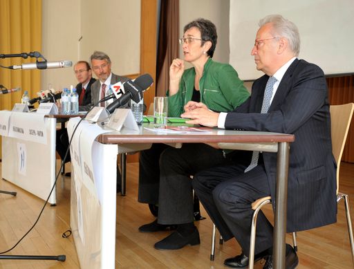  Mag. Othmar Karas (Mitglied des Europäischen Parlaments ÖVP), Dr. Friedhelm Frischenschlager (Moderator), Mag. Ulrike Lunacek (Nationalratsabgeordnete Grüne), Dr. Hannes Swoboda (Mitglied des Europäischen Parlaments SPÖ)
http://pressefotos.at/m.php?g=1&u=1&dir=200904&e=20090427_e&a=event
