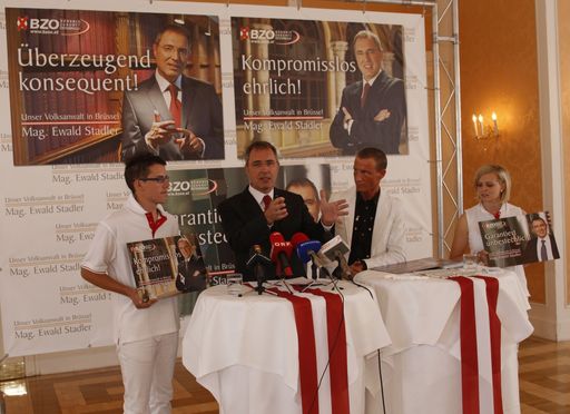 Traditionell ohne fremde Agentur aber mit vielen neuen und kreativen eigenen Ideen hat Stefan Petzner die Wahlkampagne für den BZÖ-Spitzenkandidaten Abg. Mag. Ewald Stadler konzipiert und gemacht, die heute, Montag, präsentiert wurde. „Die Medien zeigen ein verzerrtes Bild von Ewald Stadler“, erklärte Wahlkampfleiter Abg. Stefan Petzner, der die Kampagne wie immer in Eigenregie entwickelt hat. Er habe Stadler als hochintelligenten und kompetenten Mann mit Prinzipien kennen gelernt, der sich zudem durch Charakterstärke auszeichnet.