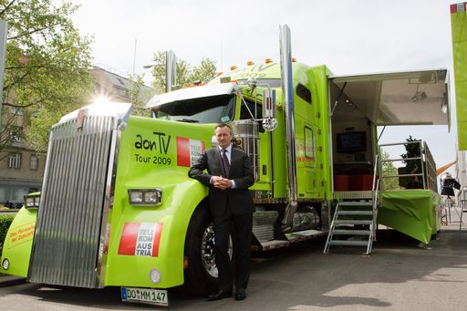 Dr. Hannes Ametsreiter, Generaldirektor Telekom Austria Group, vor dem aonTV Truck, der ab morgen einen Hauch von Hollywood in 30 österreichische Städte von Eisenstadt bis Bludenz bringt.