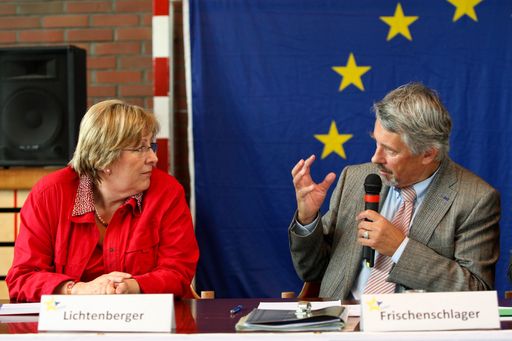  Podiumsdiskussion "EU, nur Wirtschafts-, oder auch Sozialunion? im Akademischen Gymnasium Salzburg - im Bild - v.l.n.r.: MEP Eva Lichtenberger, Die Grünen, Friedhelm Frischenschlager, Präsident der Europäischen Föderalistischen Bewegung
http://pressefotos.at/m.php?g=1&u=62&dir=200904&e=20090428_b&a=event