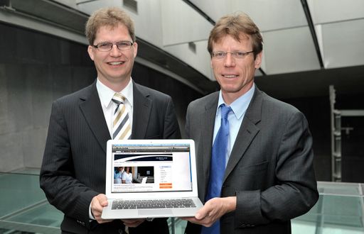  Die Porsche Bank AG, Österreichs führender Automobilfinanzierer, startet ab 1. Mai 2009 das Einlagengeschäft als neues Geschäftsfeld und bietet Online-Sparern 3% Zinsen für täglich fälliges Geld - v.l.n.r.: Mag. Rainer Schroll (Vorstand Porsche Bank AG), Mag. Hannes Maurer (Vorstand Porsche Bank AG)
http://pressefotos.at/m.php?g=1&u=1&dir=200904&e=20090429_p&a=event