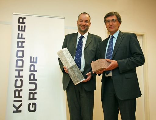  Romberger LIAPORHAUS wird seit April 2009 unter dem Dach von Kirchdorfer Industries geführt.
im Bild v.l.n.r.: Ing Peter Kerschbaumer, Mag. Erich Fromwald mit neuem Produkt Liapor (links)
http://pressefotos.at/m.php?g=1&u=54&dir=200904&e=20090429_k&a=event