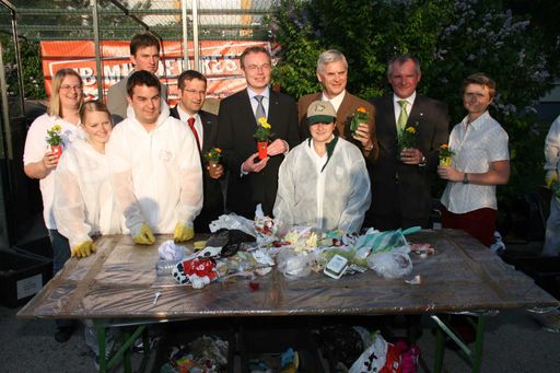Vorschau Bild von im Bild 2.Reihe v.l.n.r.: Abfallberaterin DI Monika Kirchmeyer,Verbandsgeschäftsführer Jürgen Maschl, NR Bgm. Hannes Fazekas, Umweltlandesrat Dr. Stephan Pernkopf, Abfallverbändepräsident RegR Alfred Weidlich, Verbandsobmann Vize Bgm. Gerhard Frauenberger, DI Felicitas Schneider Universität für Bodenkultur, 1. Reihe: MitarbeiterInnen des Müllsortierteams