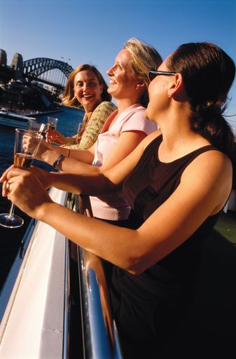  Fröhliche Damen-Runde bei einer Sydney-Hafenrundfahrt
