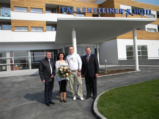 im Bild von l.n.r: Erich Falkensteiner (CEO der FMTG), die ersten Gäste, Emanuel Eisl (GM des Falkensteiner Hotel & Spa Bad Waltersdorf)